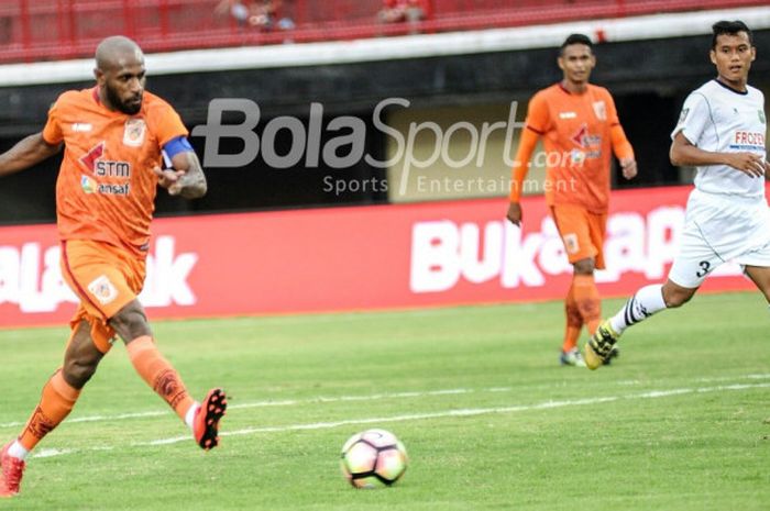 Penyerang Borneo FC, Boaz Solossa, mencetak gol pada pertandingan Grup D Piala Presiden 2018 melawan PSPS Riau di Stadion Kapten I Wayan Dipta, Gianyar, Senin (29/1/2018). 
