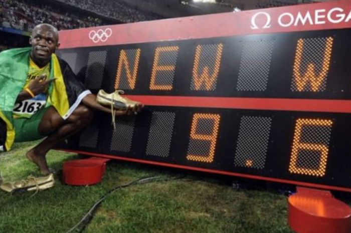 Usain Bolt berpose di catatan waktunya yang membukukan rekor baru di Olimpiade Beijing 2008