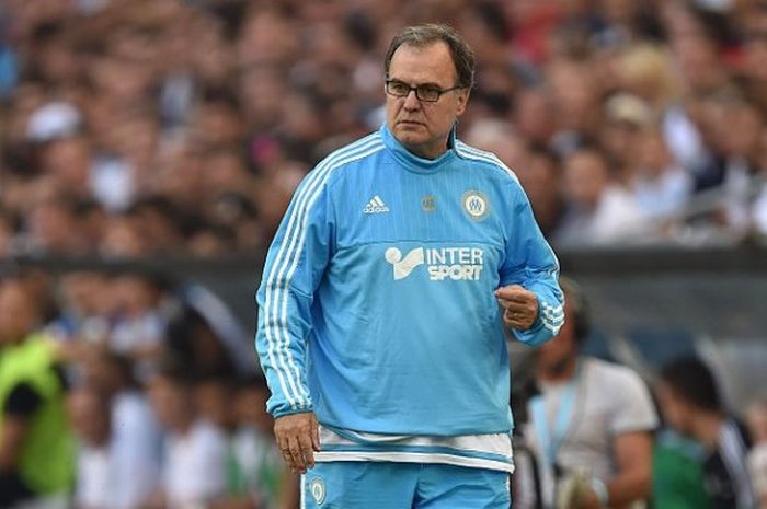 Marcelo Bielsa saat menonton aksi para pemainnya dalam laga pramusim antara Marseille kontra Juventus FC di Stade Velodrome, 1 Agustus 2015. 