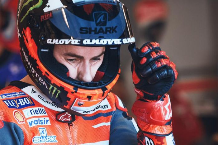    Pebalap Ducati, Jorge Lorenzo sedang bersiap untuk menjalani sesi latihan bebas 1 (FP1) di Sirkuit Mugello, untuk MotoGP Italia, Jumat (1/6/2018).   