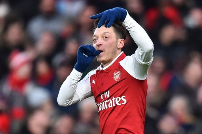 Mesut Oezil merayakan gol Arsenal ke gawang Newcastle United pada Liga Inggris di Stadion Emirates, Sabtu (16/12/2017). 