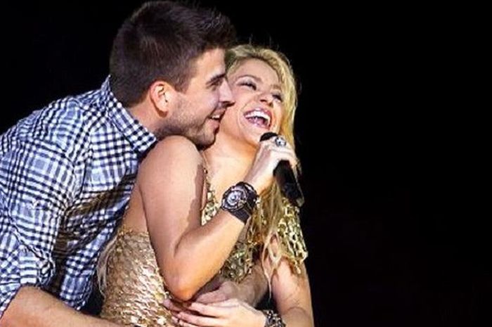 Pemain Barcelona, Gerard Pique memeluk istrinya Shakira