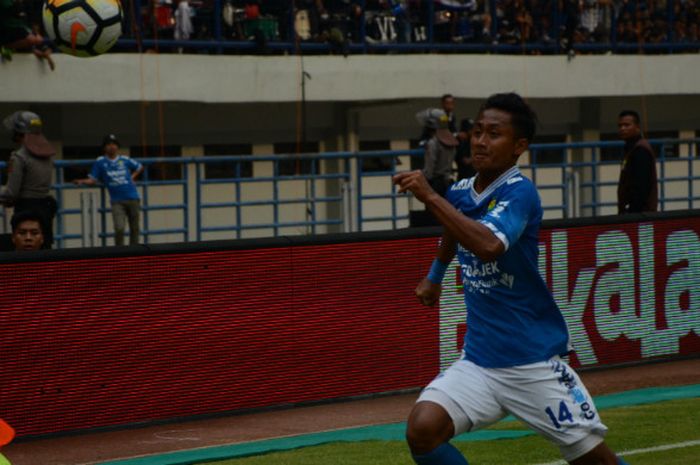 Gelandang sayap Persib Bandung, Agung Mulyadi saat melawan Arema di Stadion Gelora Bandung Lautan Ap