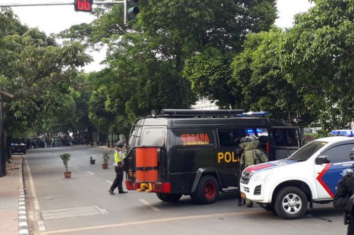 Tim Gegana mengamankan sebuah paket plastik yang diduga bom berada di sekitar Stadion Utama Gelora Bung Karno, Selasa (15/5/2018)