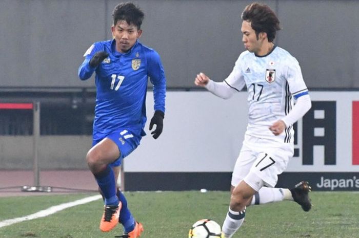 Bek Timnas U-23 Thailand, Jakkrit Vechpirom (kiri), berhadapan dengan gelandang Jepang, Yuta Kamiya, dalam laga fase grup Piala Asia U-23 2018 di Stadion Jiangyin pada Sabtu (13/1/2018).