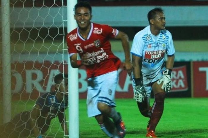 Penyerang Bali United, Alsan Sanda (merah) bersuka cita seusai sepakan kerasnya jadi gol ke gawang Arema yang dikawal kiper Achmad Kurniawan di Stadion Kapten I Wayan Dipta, Gianyar, Sabtu (3/12/2016) malam. 