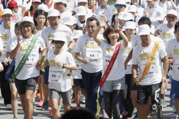 Ribuan orang Jepang mengikuti lari sehat memperingati 2 tahun menuju Olimpiade Tokyo 2020 pada Selasa (24/7/2018).