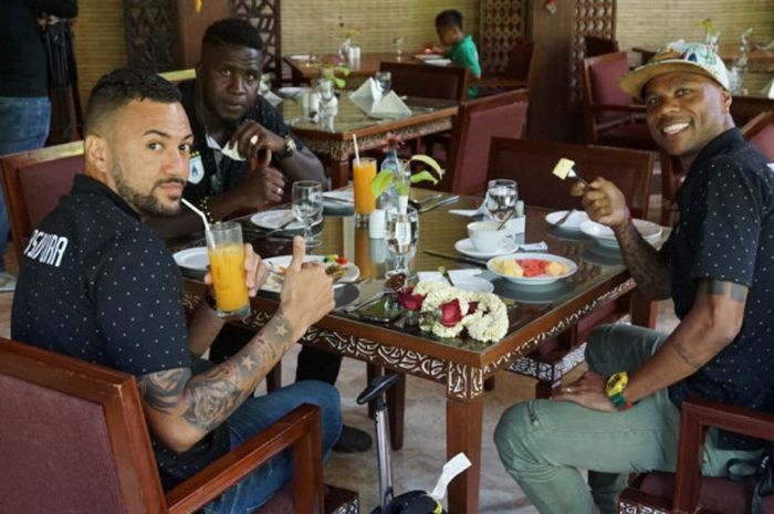 Trio pemain asing Persipura untuk musim 2018, Hilton Moreira (kanan), Marcel Sacramento (kiri) dan Abdoulaye Maiga saat santap siang di Rimba Papua Hotel, Timika pada Sabtu (3/3/2018).