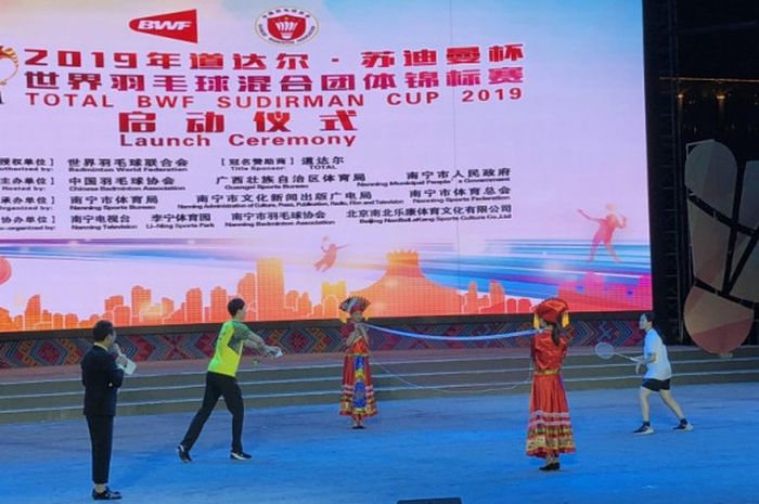Li Junhui (dua dari kiri) sedang melakukan games di acara peresmian tuan rumah Piala Sudirman 2019 di Nanning, China pada Jumat (8/6/2018).