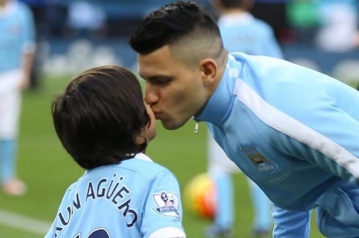 Striker Manchester City, Sergio Aguero bersama putranya, Benjamin Aguero Maradona.