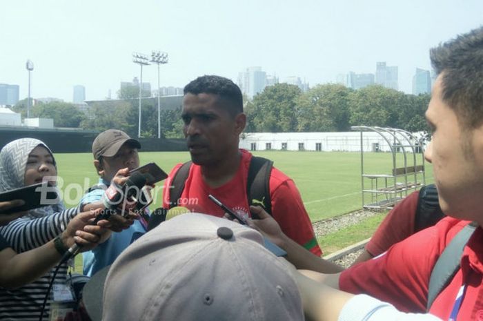 Penyerang timnas U-23 Indonesia, Alberto Goncalves menjawab pertanyaan wartawan setelah menjalani sesi latihan di Lapangan ABC, Senayan, Jakarta, Minggu (19/8/2018).