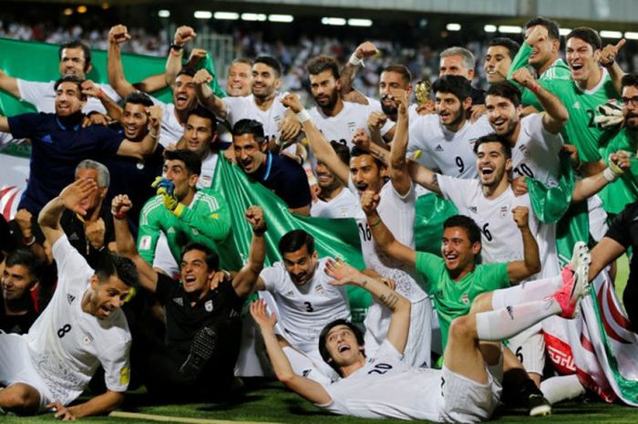 Para pemain Iran merayakan kemenangan atas Uzbekistan dalam laga Kualifikasi Piala Dunia 2018 zona Asia di Stadion Azadi, Tehran, Iran, pada 12 Juni 2017.