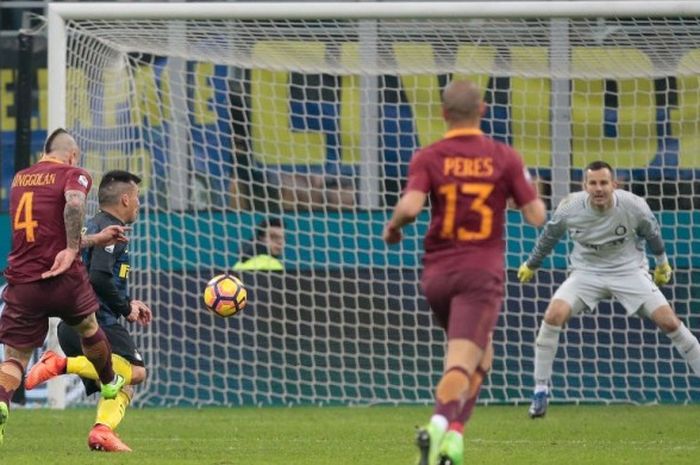 Gelandang AS Roma, Radja Nainggolan, mencetak gol ke gawang Inter Milan dalam laga Serie A di Stadion Giuseppe Meazza, Milan, Italia, 26 Februari 2017.