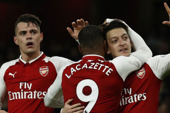  Gelandang Arsenal, Mesut Oezil, melakukan selebrasi seusai menjebol gawang Liverpool dalam laga di Emirates Stadium, Jumat (22/12/2017) 