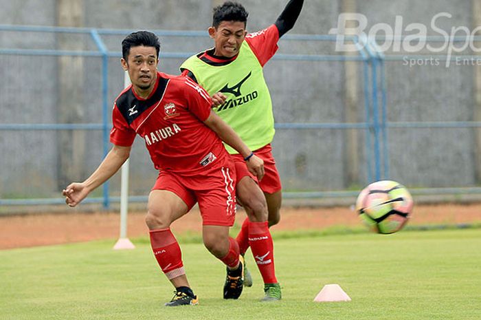Bek Madura United, Beny Wahyudi (depan), saat mengikuti latihan perdana timnya di Stadion Gelora Bangkalan, Jawa Timur, Minggu (17/12/2107) sore, pasca berakhirnya kompetisi Liga 1 2017.
