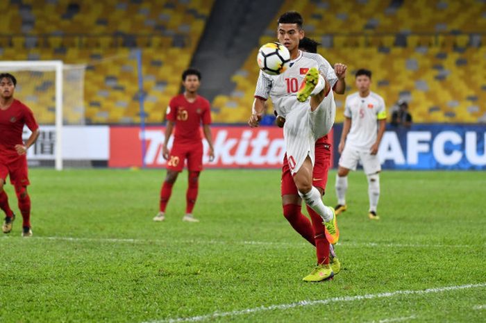 Pemain Timnas U-16 Vietnam, Khuat van Khang, tengah mengontrol bola pada pertandingan kontra Timnas U-16 Indonesia di Stadion Bukit Jalil, 24 September 2018. 