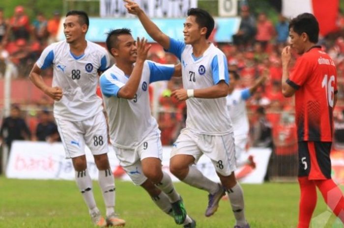 Striker Madiun Putra, Marwansyah Agung mengacungkan jarinya seusai membobol gawang Persinga Ngawi di Stadion Ketonggo, Sabtu (16/7/2016). 