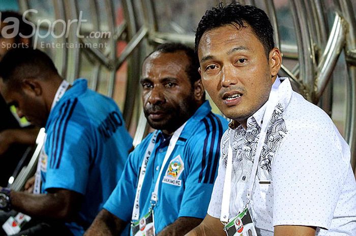 Pelatih Yahukimo FC, Ungki Prasetyo, saat mengawal timnya melawan Persik Kediri dalam laga play-off Grup F Liga 2 di Stadion Gelora Delta Sidoarjo, Jawa Timur, Rabu (11/10/2017) sore. 