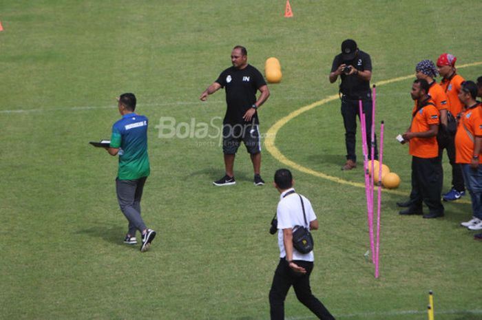 Yeyen Tumena dan Imran Nahumarury dalam kegiatan coaching clinic di Bhayangkara Papua Football Festi