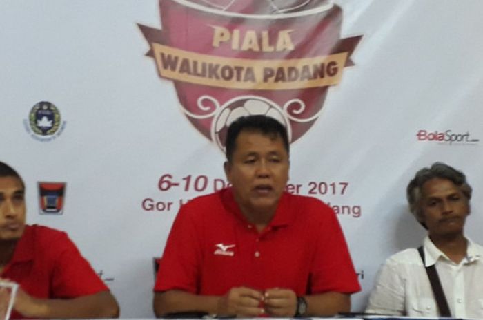 Pelatih Semen Padang, Syafrianto Rusli, dan Hengky Ardilles.