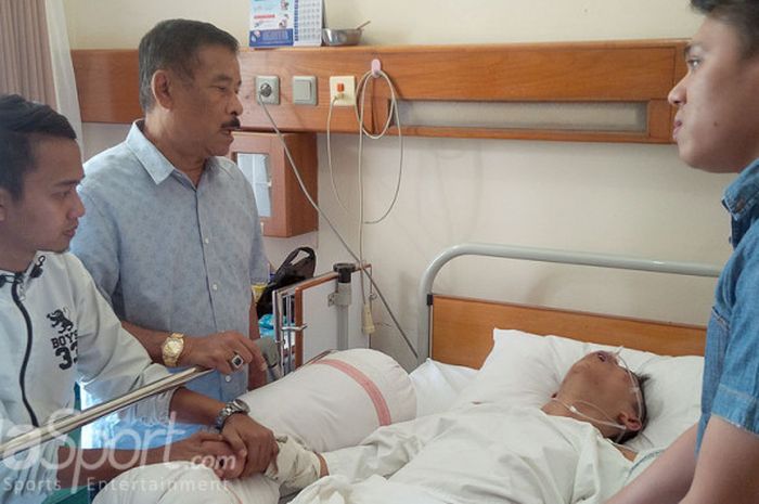 Manajer Persib Bandung, Umuh Muchtar, menjenguk salah seorang bobotoh Ricko Andrean di Ruma‎h Sakit Santo Yusuf, Jalan Cikutra, Kota Bandung, Senin (24/7/2017). 