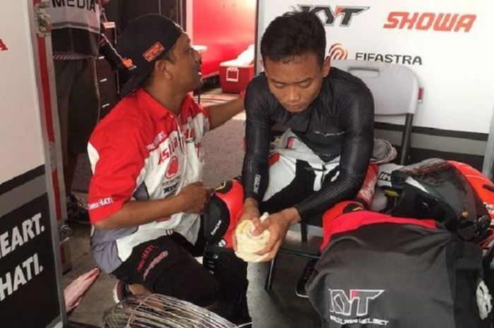 Pebalap Astra Honda Racing Team (AHRT), Rheza Danica Ahrens (kanan), berbicara dengan mekanik setelah menyelesaikan balapan kedua Asia Production 250cc seri pertama Asia Road Racing Championship di Sirkuit Johor, Malaysia, Minggu (2/4/2017)