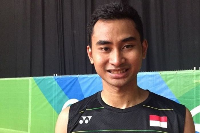 Pebulu tangkis tunggal putra Indonesia, Tommy Sugiarto, berpose setelah mengalahkan pemain Kuba, Osleni Guerrero, pada babak penyisihan Grup J Olimpiade 2016 di Riocentro Pavilion 4, Rio de Janeiro, Minggu (14/8/2016).