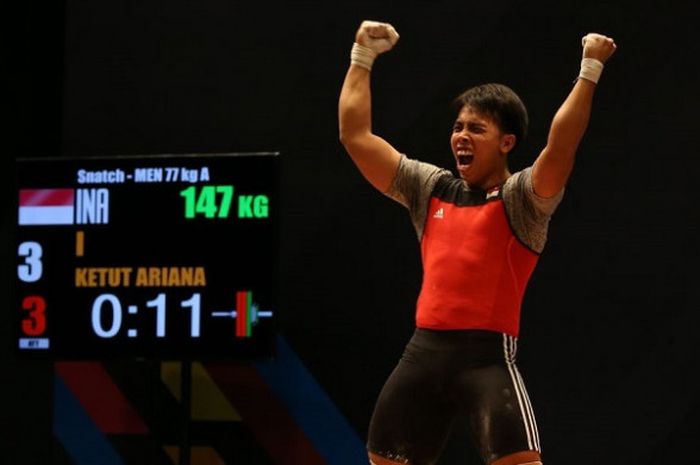 Lifter Indonesia, I Ketut Ariana, melakukan selebrasi setelah memastikan meraih medali emas di kelas 77 kg pada SEA Games 2017 yang berlangsung di di MItec Hall 3, Selasa (29/8/2017).