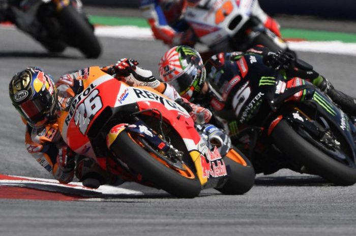 Dani Pedrosa (kiri) dan Johann Zarco (kanan) saat beraksi pada sesi balapan MotoGP Austria 2018 yang