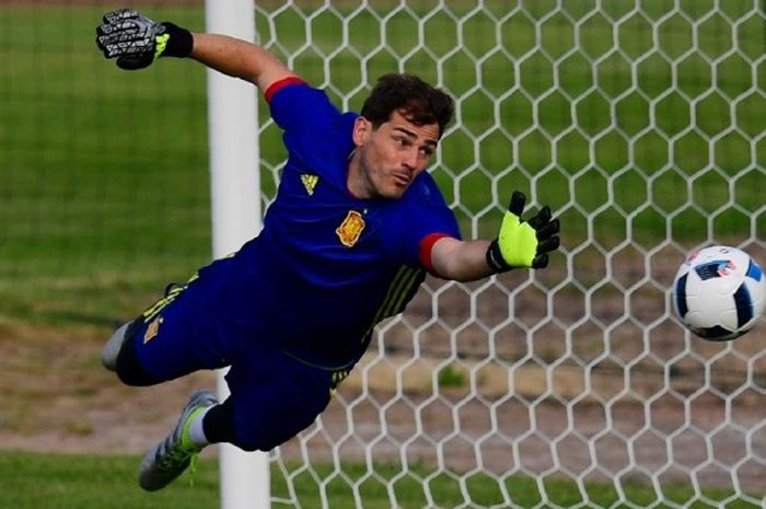 Penjaga gawang Spanyol, Iker Casillas, coba menepis bola pada sesi latihan di Saint Martin de Re, 9 Juni 2016.