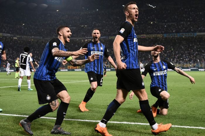   Pemain Inter Milan melakukan selebrasi berkat aksi Ivan Perisic, pemain Juventus membuat gol bunuh diri pada laga lanjutan Liga Italia di Stadion Giuseppe Meazza, Sabtu (28/4/2018) waktu setempat atau Minggu dini hari WIB.  