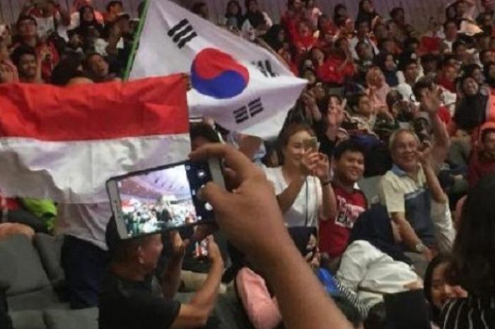 Suporter teriak minta sepeda kepada Presiden Jokowi di arena Taekwondo, Plenary Hall JCC, Jakarta, Minggu (19/8/2018).