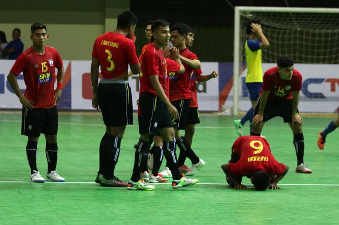 Ekspresi sedih dan kecewa para pemain SKN Kebumen seusai dikalahkan MIC FC laga penentuan peringkat tiga AFF Futsal Club Championship 2018 di GOR UNY, Yogyakarta, Sabtu (21/7/2018).