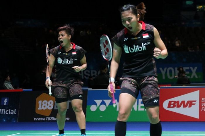  Pasangan ganda putri Indonesia, Greysia Polii/Apriyani Rahayu, bereaksi setelah mencetak poin saat melawan Gabriela Stoeva/Stefani Stoeva (Bulgaria) pada laga yang berlangsung di di Birmingham Arena, Inggris, Rabu (14/3/2018). 