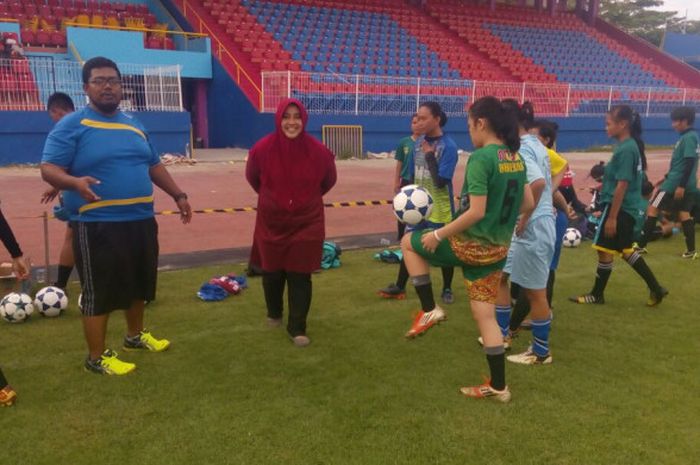 Tim Sepak bola wanita Sumsel berlatih di Stadion Bumi Sriwijaya Palembang. Sumsel untuk pertama kalinya mengikuti kompetisi sepak bola wanita Piala Pertiwi 2017.