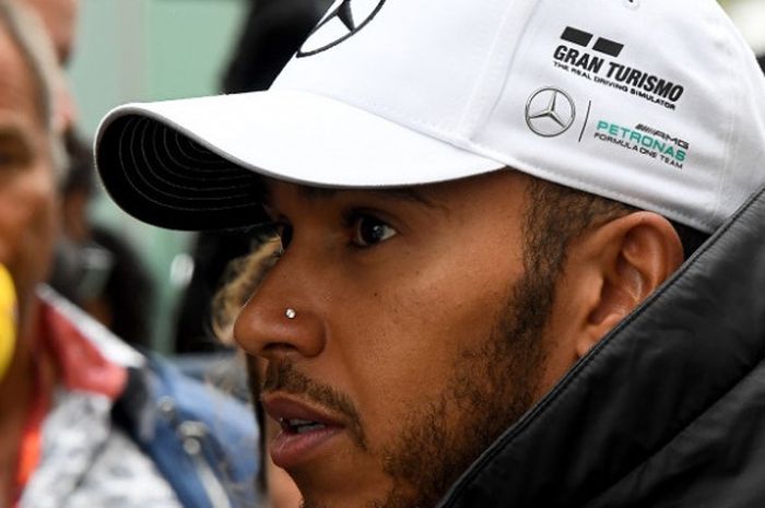 Pebalap Mercedes, Lewis Hamilton, berbicara kepada media setelah mengalami kecelakaan pada kualifikasi pertama (Q1) GP Brasil di Autodromo Jose Carlos Pace, Brasil, Sabtu (11/11/2017).