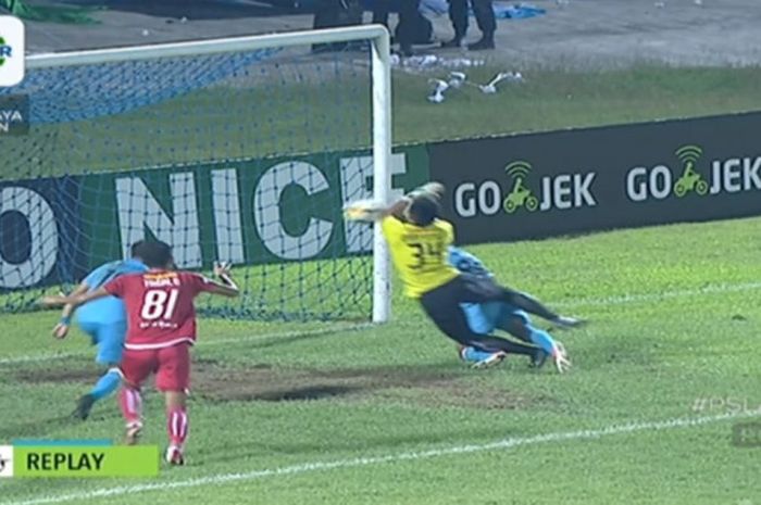 Momen saat gelandang Persela Lamongan nampak mendorong bola dengan tangannya untuk membobol gawang Persija Jakarta pada lanjutan Liga 1 pekan ke-9 di Stadion Surajaya Lamongan, Minggu (20/5/2018).