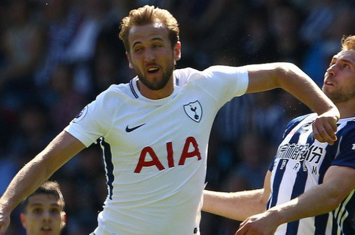 Striker Tottenham Hotspur, Harry Kane (kiri), berduel dengan bek West Bromwich Albion, Craig Dawson, saat bertemu dalam lanjutan Liga Inggris, Sabtu (5/5/2018) di The Hawthorns Stadium.