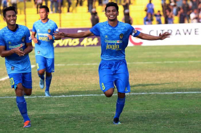Selebrasi pemain PSIM Yogyakarta, Hendra Arga (kanan) seusai mencetak gol ke gawang Kalteng Putra pada laga Wilayah Timur Liga 2 2018 di Stadion Sultan Agung, Kabupaten Bantul, 19 Juli 2018. 
