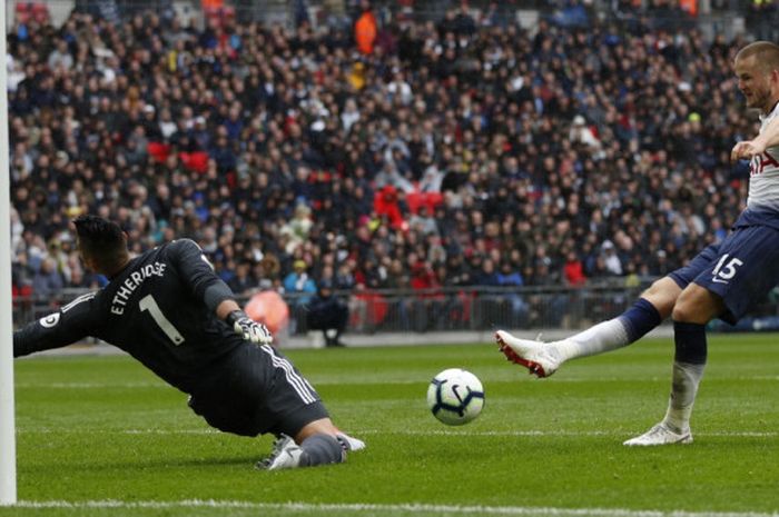 Pemain Tottenham Hotspur, Eric Dier, mencetak gol ke gawang Cardiff City pada laga lanjutan Liga Inggris di Stadion Wembley, Sabtu (6/10/2018) malam WIB.