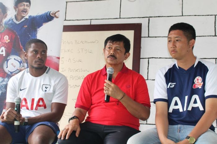 Pelatih tim AIA Indonesia, Indra Sjafri (tengah), perwakilan pelatih dari Tottenham Hotspur, Anton Blackwood (kiri), dan Senior Corporate Communication PT AIA, Harry Nugraha (kanan), pada sesi jumpa pers seusai sesi training camp (TC) tim AIA Indonesia di F7 Mini Soccer, Cilandak, Jakarta Selatan, Minggu (11/2/2018).