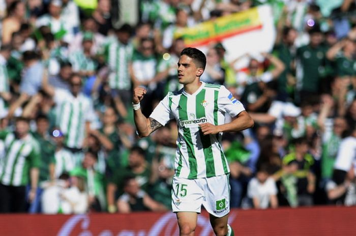 Bek Real Betis, Marc Bartra, saat merayakan gol yang ia cetak ke gawang Sevilla dalam laga La Liga Spanyol 2017-2018 di Stadion Benito Villamarin, Seville, Spanyol, pada 12 Mei 2018.