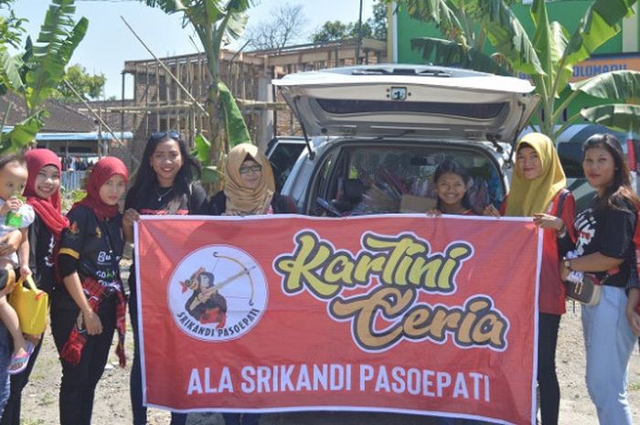 Srikandi Pasoepati, kelompok wanita yang menjadi suporter Persis Solo saat melakukan kunjungan ke SLB Anugerah, Colomadu, Surakarta, Minggu (29/4/2018).