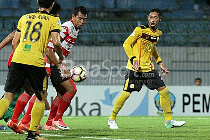 Pemain Madura United, Munhar (tengah) saat melawan Barito Putera dalam laga pekan ke-33 Liga 1 di Stadion Gelora Bangkalan, Bangkalan, Minggu (5/1/2017).