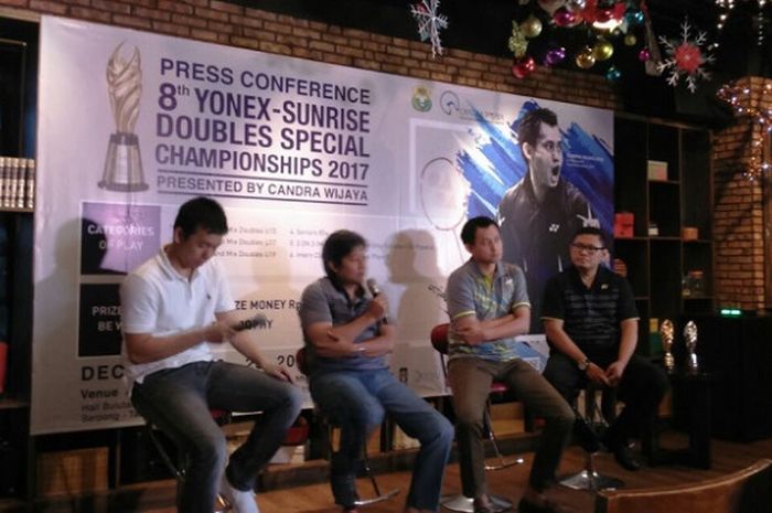 Pelatih kepala ganda putra nasional Herry Iman Pierngadi (kedua dari kanan) sedang berbicara dalam konferensi pers turnamen Yonex Sunrise Double Special Championship di fX, Senayan, Jakarta, Senin (11/12/2017).