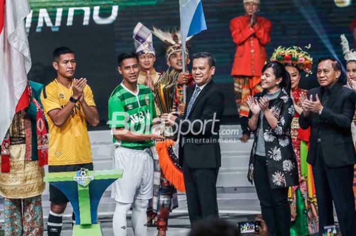 Kapten Bhayangkar FC, Indra Kahfi dan Direktur Utama PT Liga Indonesia Baru Berlinton Siahaan bersama trofi Liga 1 dalam acara peluncuran kompetisi di Studio Indosiar, Senin (19/3/2018).