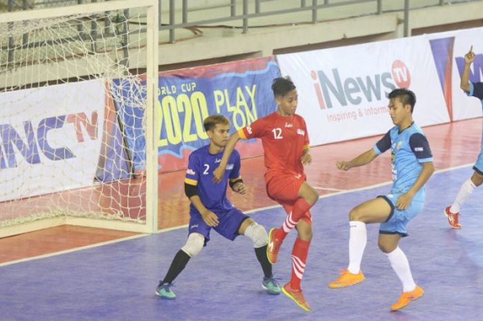 Pemain Tim Futsal Sulsel (Biru) saat berhadapan dengan pemain Tim Futsal NTT (Merah) di babak delapan besar FFI Futsal Championship 2017 di GOR Jatinangor, Sumedang, Jawa Barat, Jumat (15/9/2017).