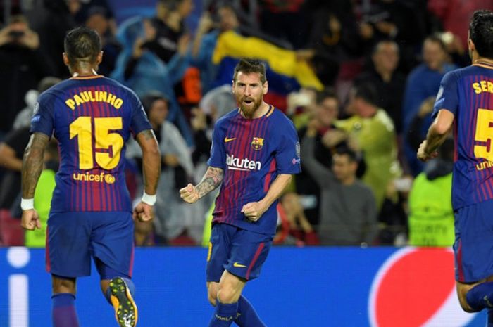 Megabintang FC Barcelona, Lionel Messi (tengah), merayakan gol yang dia cetak ke gawang Olympiacos dalam laga Grup D Liga Champions di Stadion Camp Nou, Barcelona, Spanyol, pada 18 Oktober 2017.