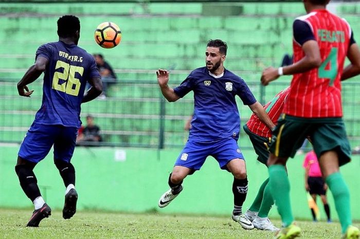 Aksi gelandang serang Persiba Balikpapan, Anmar Almubaraki (tengah) saat melakoni laga uji coba melawan Persatu Tuban yang berakhir dengan skor akhir 2-1 di Stadion Gajayana, Kota Malang, Selasa (11/04/2017).