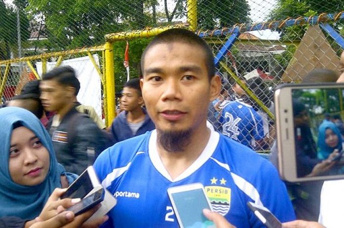 Bek Persib Bandung, Wildansyah, berbicara kepada media saat mengikuti latihan di Lapangan Futsal Ciu